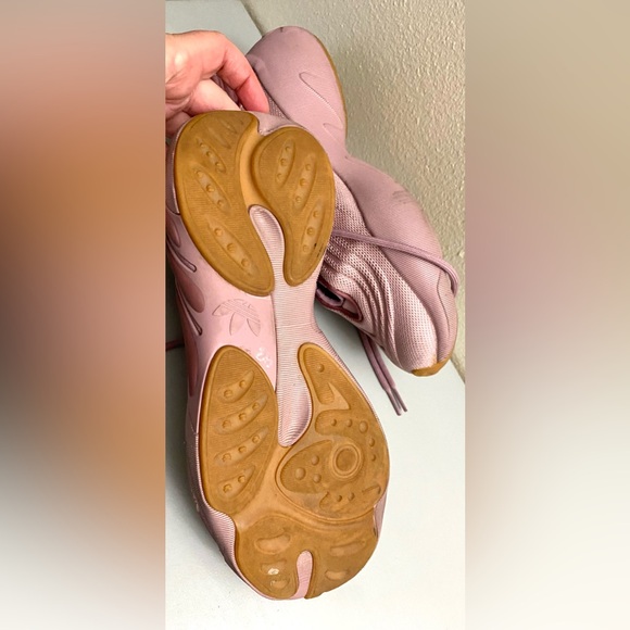 Adidas Stylish Pink Sneakers . Looks like new! Very beautiful. - Picture 4 of 7